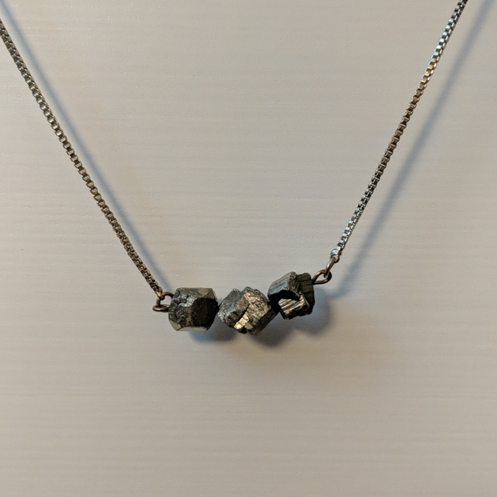 Urban Outfitters Three-Rock Necklace on Box chain